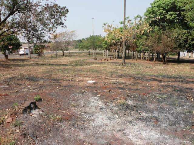  Leitor reclama de pra&ccedil;a abandonada no conjunto Aero Rancho IV