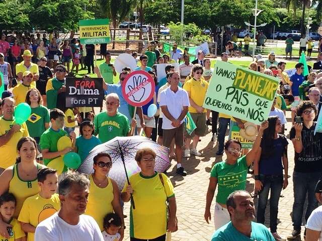 Tr&ecirc;s Lagoas tem concentra&ccedil;&atilde;o de manifestantes em pra&ccedil;a