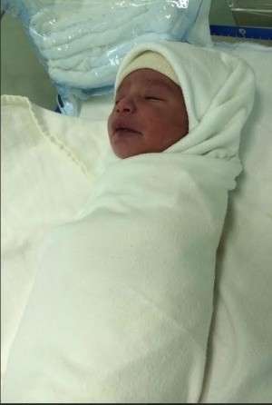 Mulher de 39 anos d&aacute; a luz a quarta filha sozinha e no sof&aacute; de casa