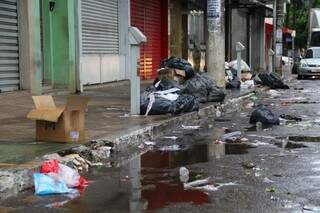 Sem coleta desde quarta-feira, lixos se acumulam no centro da cidade. (Foto: Marcos Ermínio)