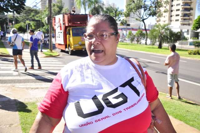 Servidores protestam contra Bernal e amea&ccedil;am greve a partir de 8 de maio