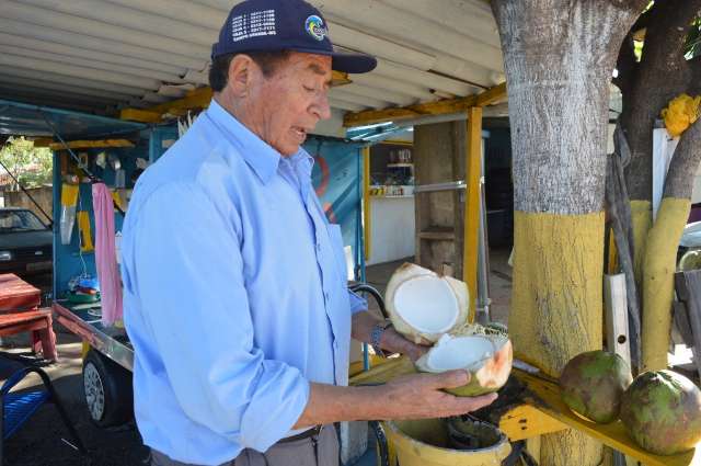 Aos 80 anos, Carlito n&atilde;o abre m&atilde;o da camisa social para vender &aacute;gua de coco