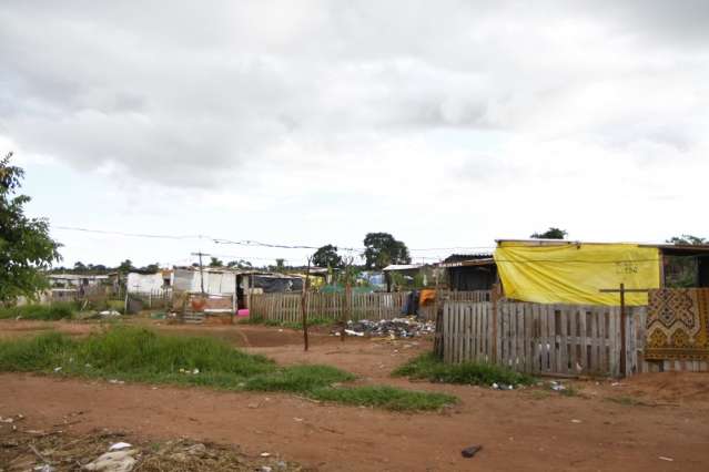 &Agrave; beira de BR, favela abriga o drama de pessoas que sobrevivem do lixo