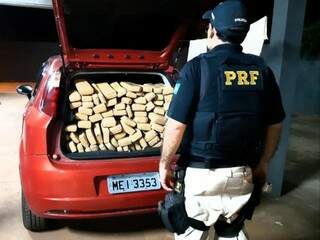 Mato-grossenses s&atilde;o presos com quase meia tonelada de maconha em carro
