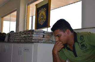Caminheiro foi preso em flagrante por tráfico de drogas. (Foto: Sidnei Lemos / Bronka) 