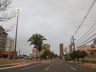 Domingo amanheceu com céu nublado em Campo Grande. (Foto: Paulo Francis)
