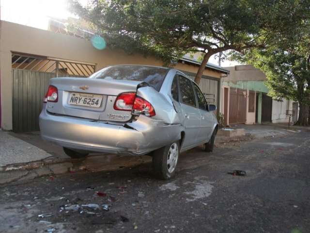 Condutor abandona ve&iacute;culo ap&oacute;s bater em &aacute;rvore na cal&ccedil;ada de resid&ecirc;ncia