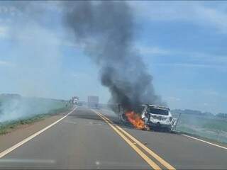 Veículo usado por assaltantes foi incendiado no meio da estrada para dificultar perseguição (Foto: Direto das Ruas)