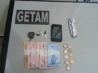 Dinheiro e papelotes de droga apreendidos com acusados de tráfico (Foto: Divulgação/PM)