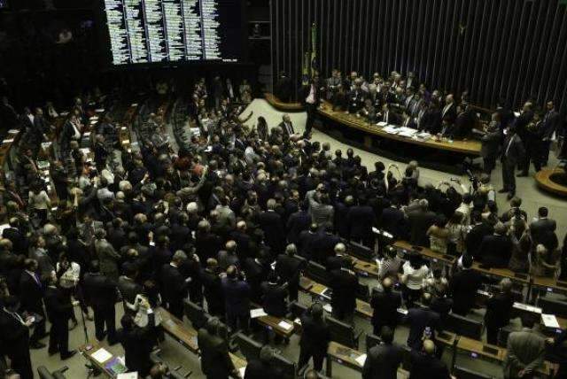C&acirc;mara reinicia sess&otilde;es dia 1&ordm; e pode votar den&uacute;ncia contra Temer