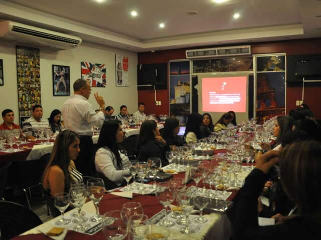  Para atrair clientela, Shopping China d&aacute; curso sobre vinhos