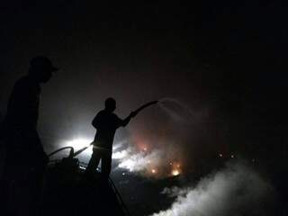 Até meia-noite, Bombeiros estiveram controlando as chamas em lixão. (Foto: Prefeitura)