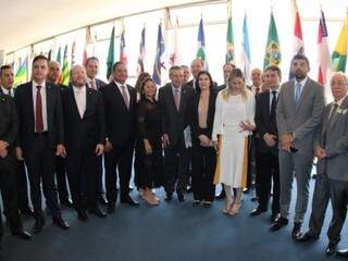 Paulo Corrêa (ao centro, ao lado de Simone Tebet), com presidentes de Assembleia que foram ao Senado pedir o fim da Lei Kandir. (Foto: Divulgação/Assessoria)