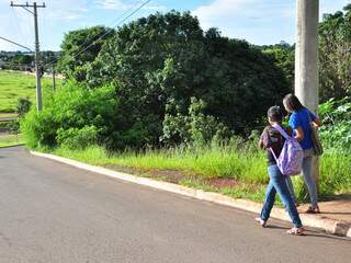 Estudantes de escolas próximas passam diariamente pelo local (Foto: João Garrigó)