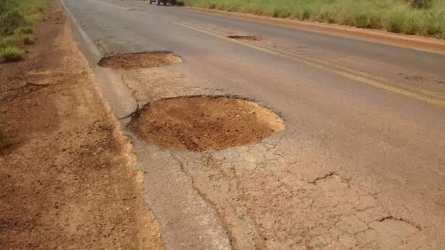 Enormes buracos tomam conta de 143 km da BR-060 e revoltam motoristas