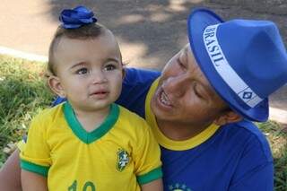 Até criança se diverte com jogo do Brasil (Foto: Marcos Ermínio)