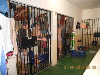 Delegacia está com 22 presos além do limite de vagas(Foto: MPE)