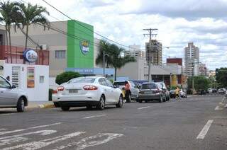 Fila de veículos no horário de entrada de alunos em escola particular (Foto: Alcides Neto)