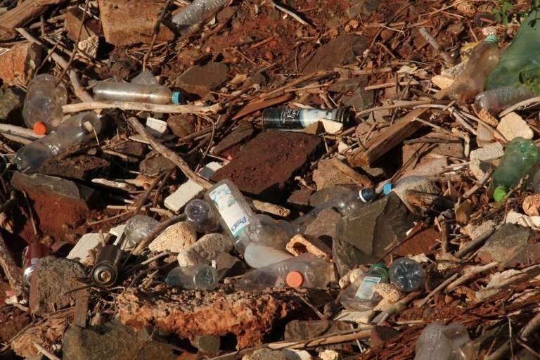 Lixo acumulado às margens do Córrego Prosa.