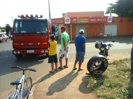 Motociclista é lançada por cima de veículo após colisão no Bairro São Conrado
