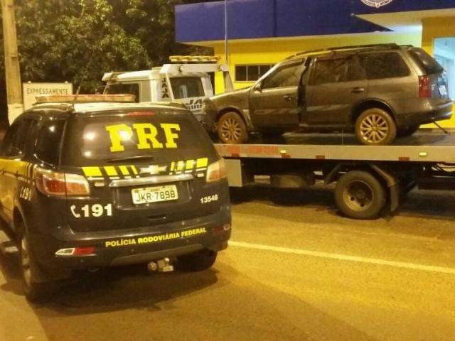 Homem joga R$ 60 mil em drogas pela janela antes de capotar ve&iacute;culo e ser preso 