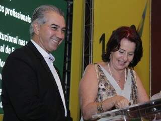 Governador Reinaldo Azambuja e secretária de Educação, Maria Cecília Amendola da Motta, assinam contrato com metas para 2016 (Foto: Alan Nantes)