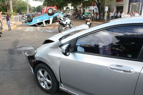 Viatura da Polícia Militar bate em carro e tomba no Centro da Capital