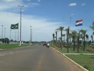 Na fronteira do Paraguai, Ponta Porã tem viaturas paradas. 