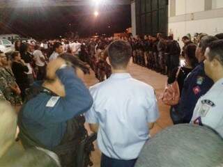 Corpo foi recebido por centenas de policiais no aeroporto de Campo Grande