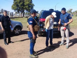 Momento em que policiais federais entregaram Rodrigo da Silva a agentes da PF (Foto: Direto das Ruas)