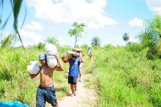 Índios levam mantimentos para comunidade que reivindica área de fazenda. 