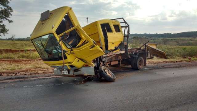 Motorista ferido em colis&atilde;o entre caminh&atilde;o e carreta morre no hospital