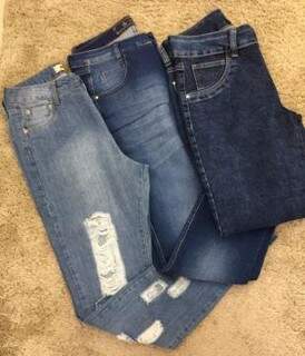 No bazar da loja, calça jeans sai por 109,00.
