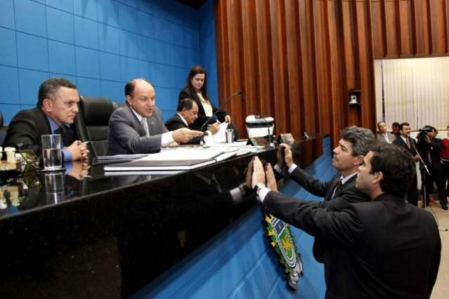Assembleia debate projeto pol&ecirc;mico sobre a d&iacute;vida dos estados com Uni&atilde;o