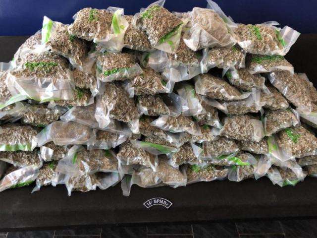 Jovem &eacute; preso com pacotes &agrave; v&aacute;cuo de maconha que seriam entregues na Capital