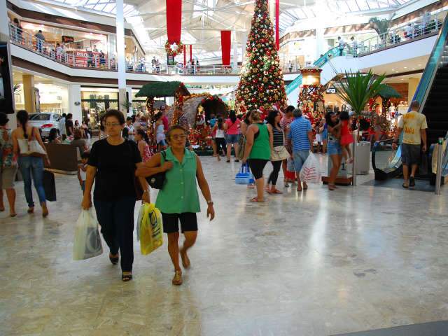  Na v&eacute;spera de Natal, consumidores lotam com&eacute;rcio de Campo Grande