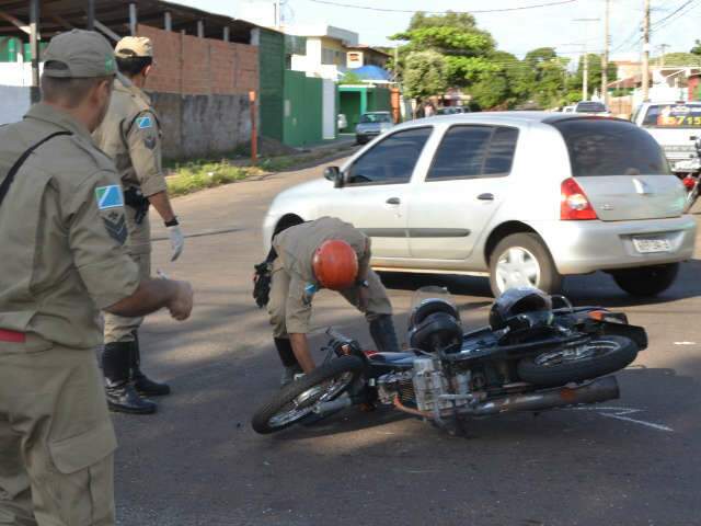  Acidente em cruzamento no bairro Amamba&iacute; deixa dois feridos