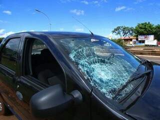 Carro envolvido no acidente ficou com o vidro danificado (Foto: André Bittar)