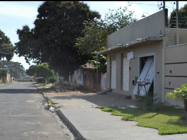 Homem &eacute; morto com 5 tiros em casa no Jardim Imperial em Campo Grande