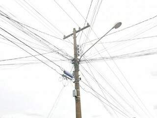 Quantidade elevada de fios e cabos são colocados em postes de Campo Grande (Foto: Paulo Francis)