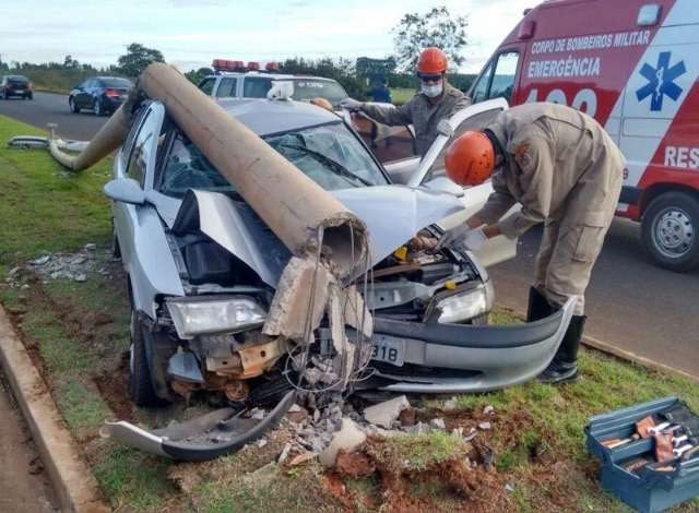Homem dorme, perde o controle da dire&ccedil;&atilde;o e bate em poste de energia