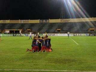 Jogadores do Sete comemoram gol no Douradão (Foto: Paulo Wagner/Grande FM)