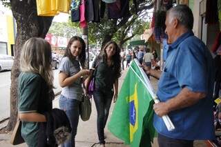 As bandeiras do Brasil também estão sendo muito procurada pelos manifestantes. (Cleber Gellio)