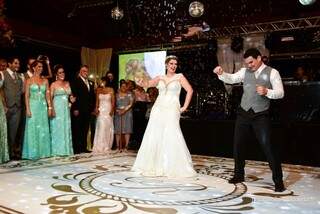 De surpresa para a dupla Munhoz e Mariano, casal também dançou o hit: &quot;Seu bombeiro&quot;. (Foto: Beto Nascimento)