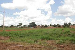 Terreno que pode abrigar famílias da Cidade de Deus tem oito postes e rua no meio. (Foto: Marcos Ermínio)