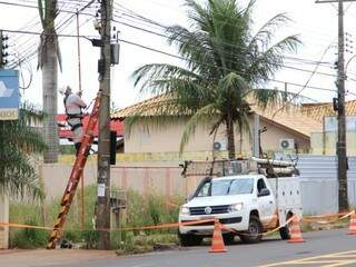Equipe da Energisa faz reparo em um dos postes da Avenida Ceará. (Foto: Marina Pacheco)