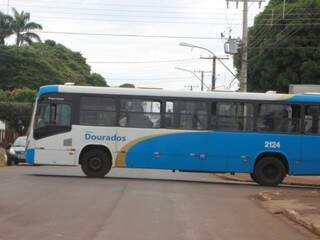 Ônibus continuam circulando normalmente em Dourados (Foto: Helio de Freitas)
