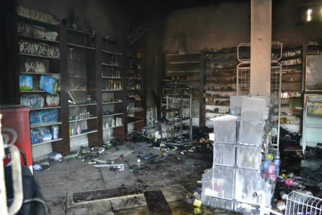  Morador diz que ouviu explos&atilde;o em farm&aacute;cia incendiada por bandidos 