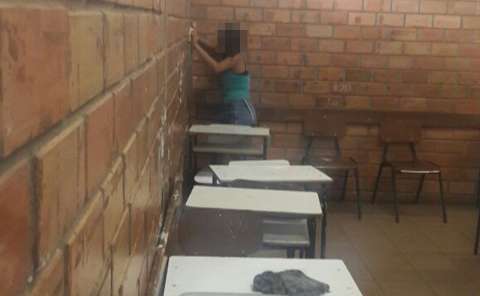 Em escola que pune aluno infrator, crianças já tiveram de limpar paredes