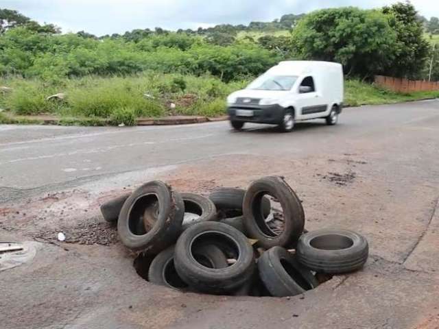 Moradores tapam buraco com pneus, que se transformam em criadouro de mosquito